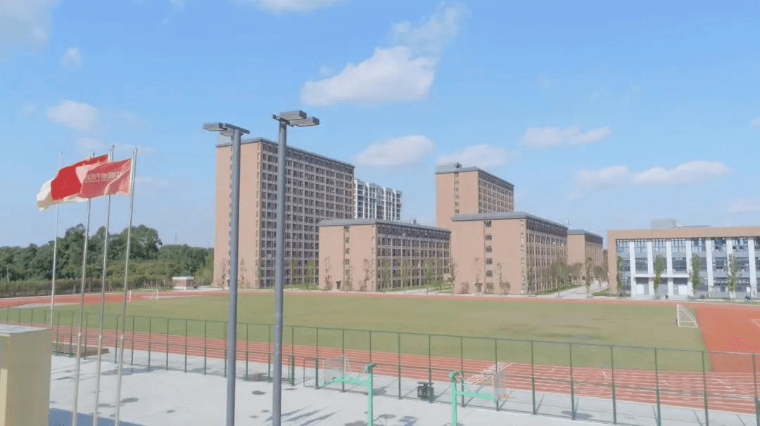 家長(zhǎng)請(qǐng)放心，孩子在新華都挺好！