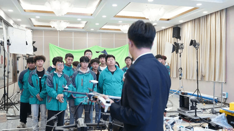 就業(yè)寒冬，初高中生考不上大學(xué)，出路到底在哪里