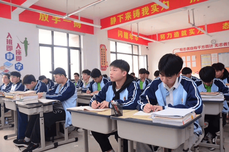 高一高二成績不理想？成都新華助你升學(xué)就業(yè)兩不誤！